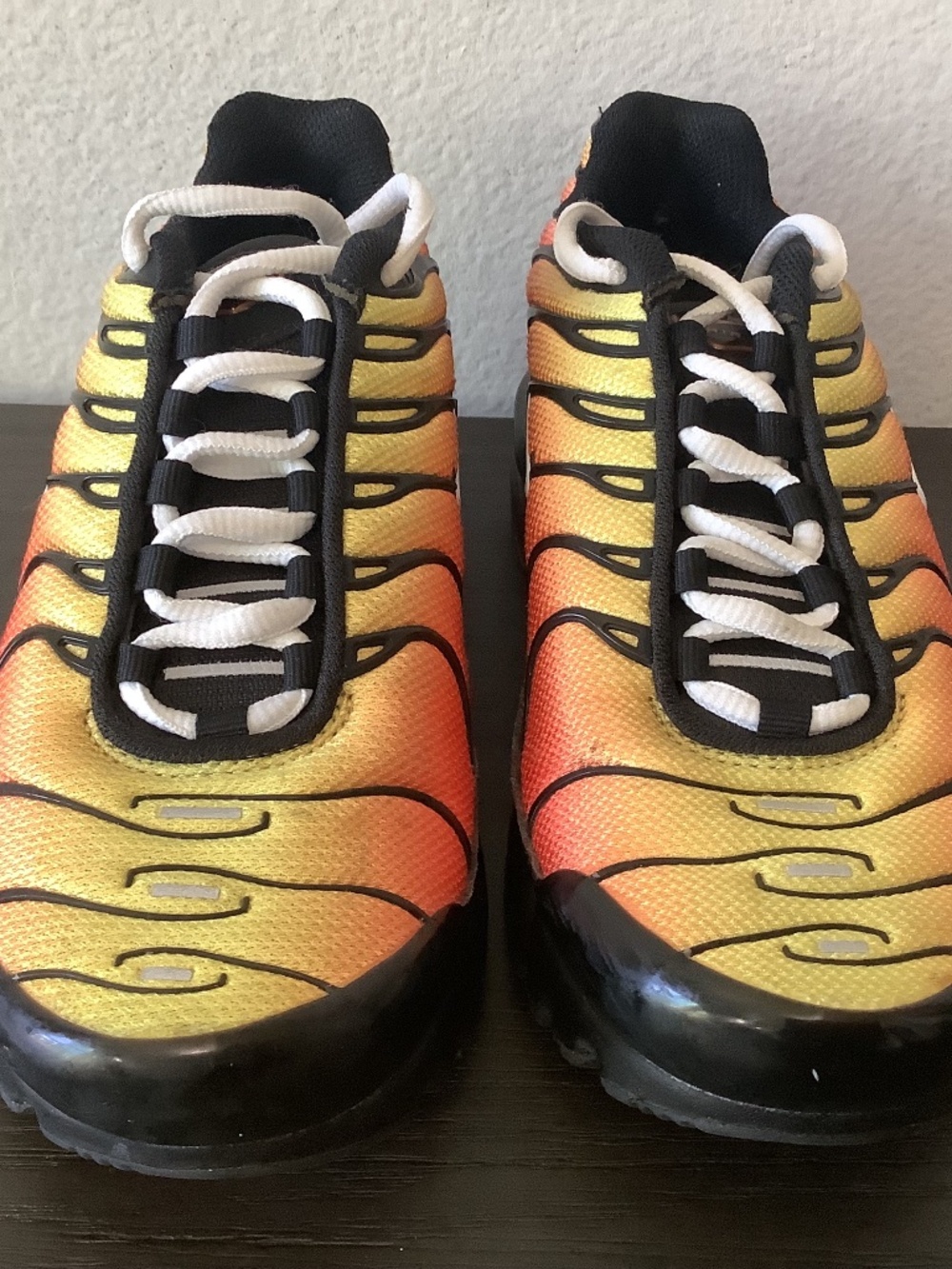 NIKE AIR MAX PLUS (GS) BLACK HABANERO RED YELLOW AR1852 017 SIZE 4YR LACE UP
